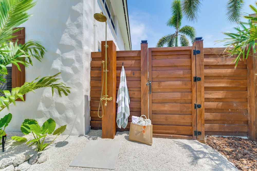Walk to Gulf: Luxe Luau-themed Gem in Holmes Beach