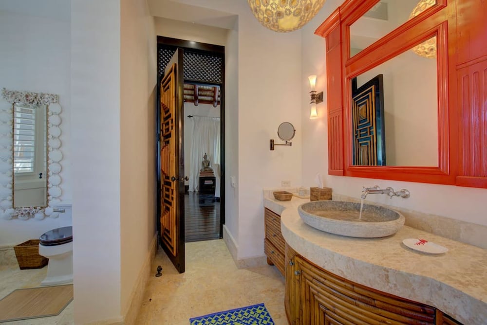 6 BR Beachfront Lush Oasis