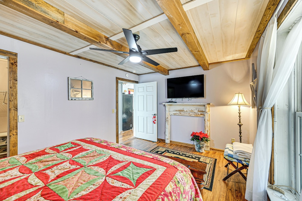 5 Mi to Blue Ridge Parkway: Mountain Cabin in Cana