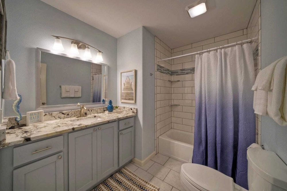 Sleeps 22 2 Homes w/ Private Pool, Game Room, Nature Views 7 BDR Avantstay