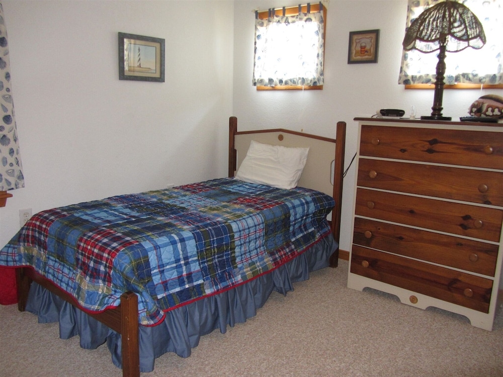 The Baited Hook 4 Bedroom Cottage by RedAwning view 2