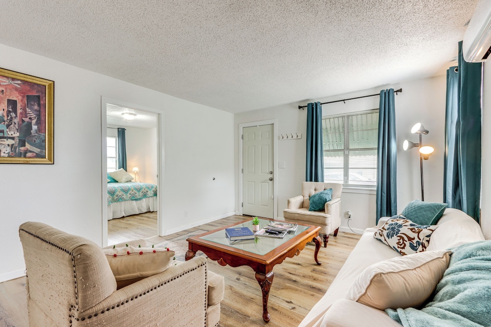 1 Mi to Main St Joplin: Cozy Home w/ Shared Yard!