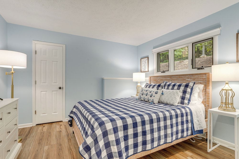 Walk to Slopes: Wintergreen Resort Condo w/ Pool