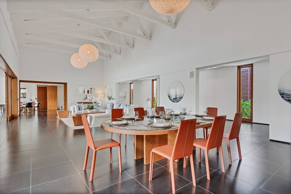 Beautifully-designed Contemporary Villa