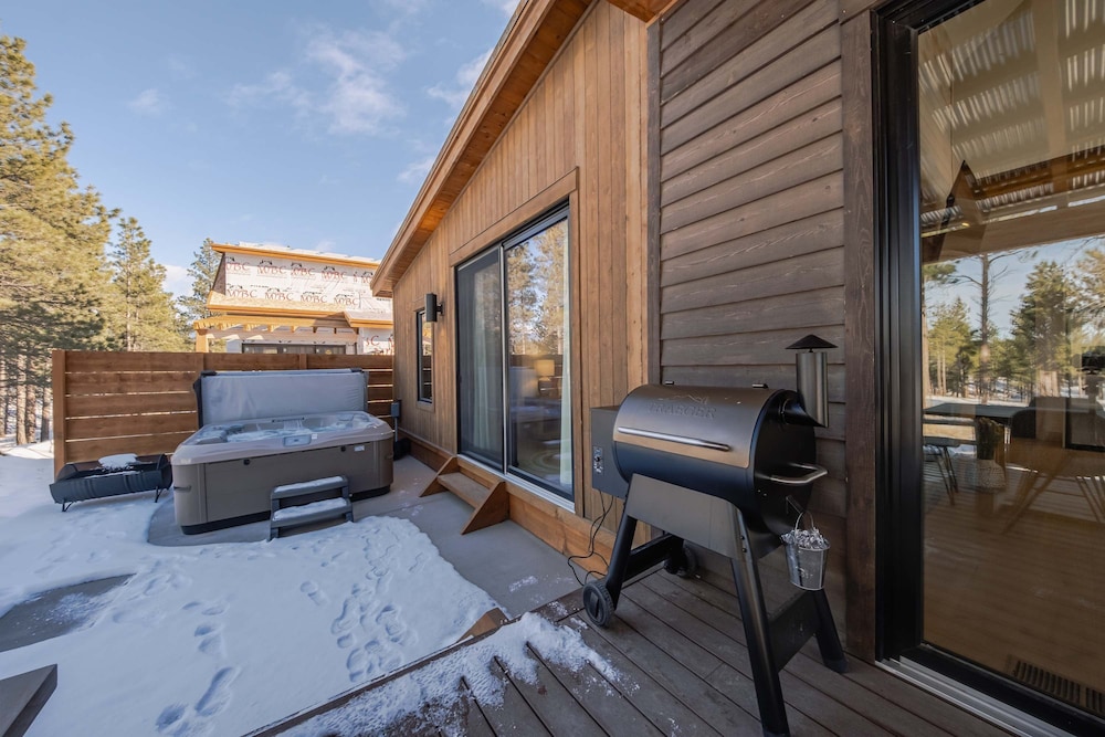 Wilderness Club Nest Modern Cabin Retreat for 9 w/ Hot Tub