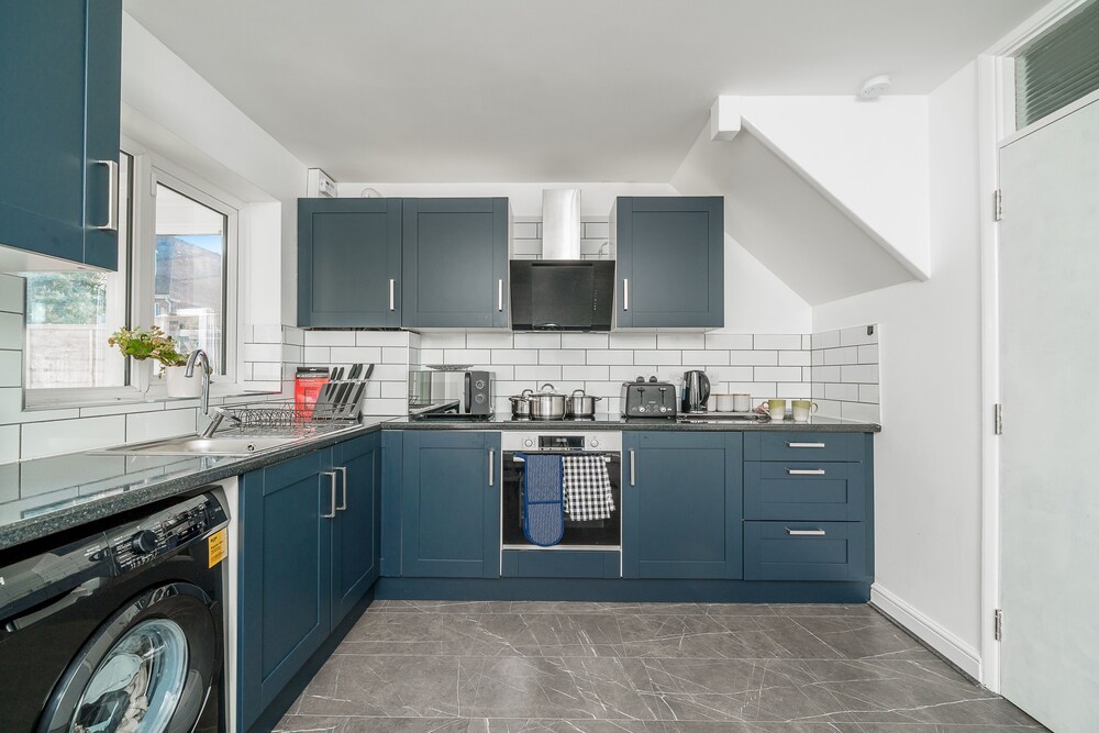 5 Bed House - Sleeps 11 - Garden