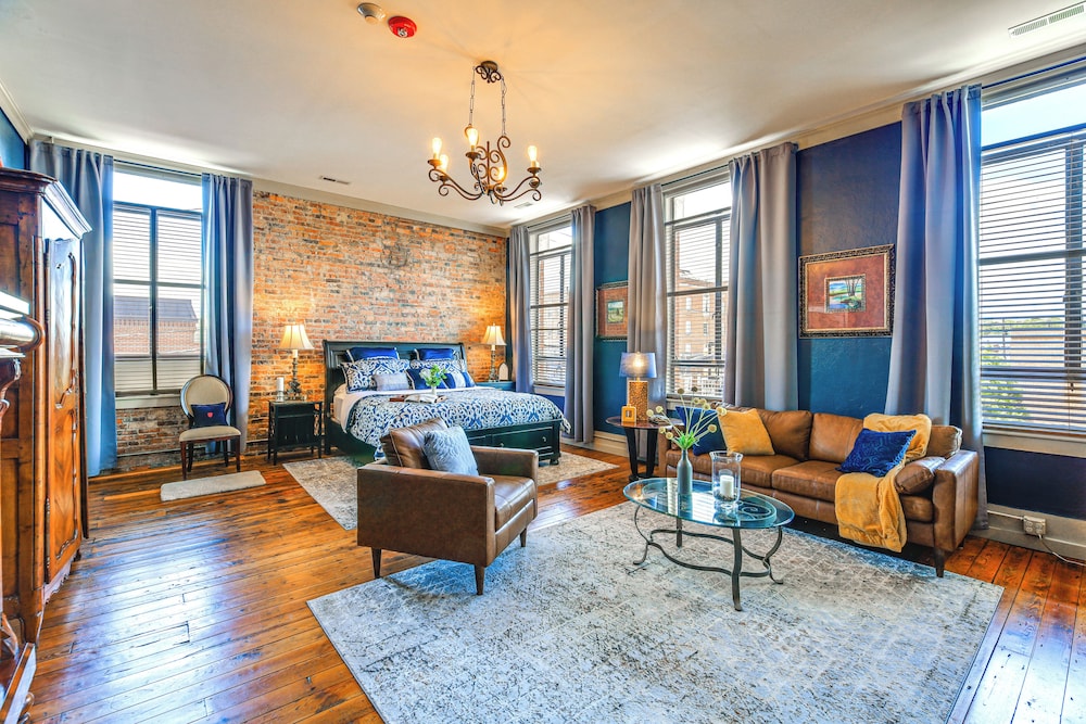 Walkable Wytheville Loft on Main Street!