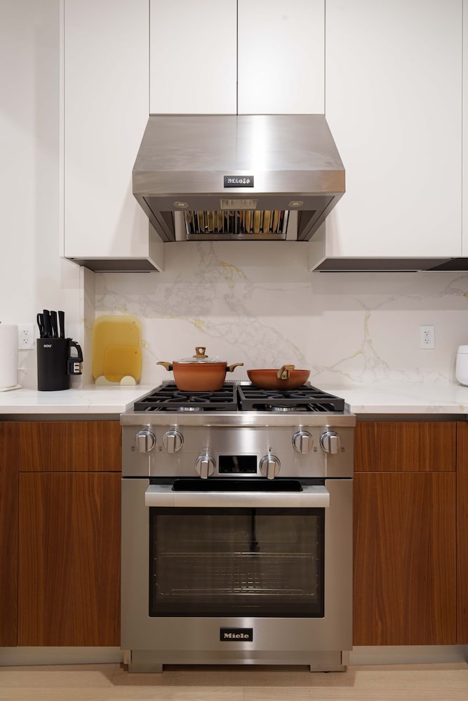 New Luxury Penthouse w Pool Gym in Flushing