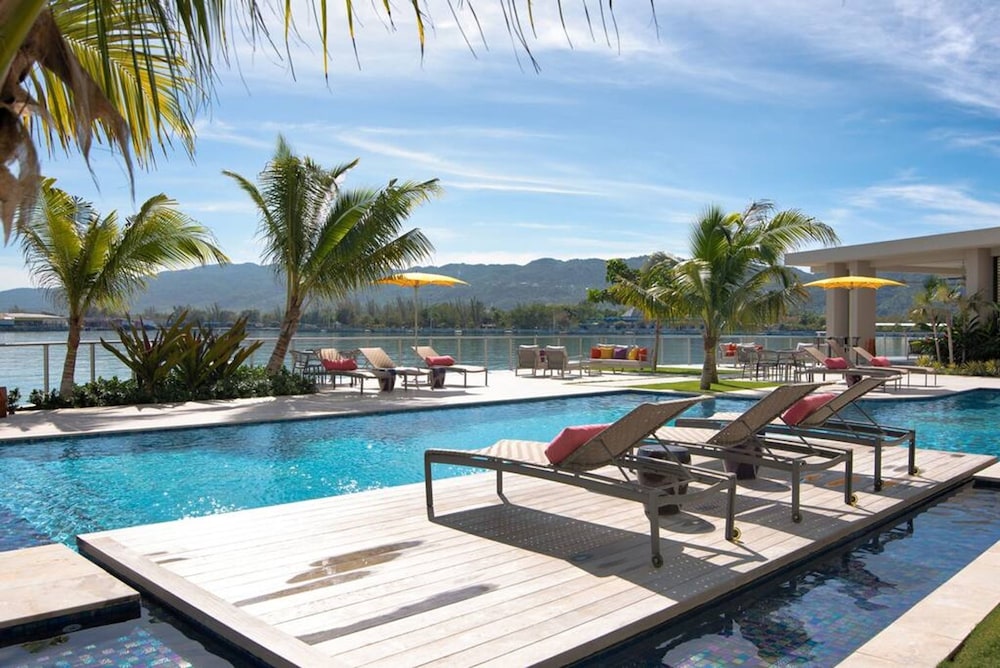 Stylish Paradise Luxury Waterfront Apartment at Soleil Residences