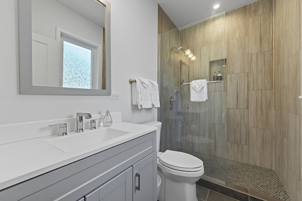 Bright Modern 3bed 2.5bath Evanston Home W/parking 3 Bedroom Home