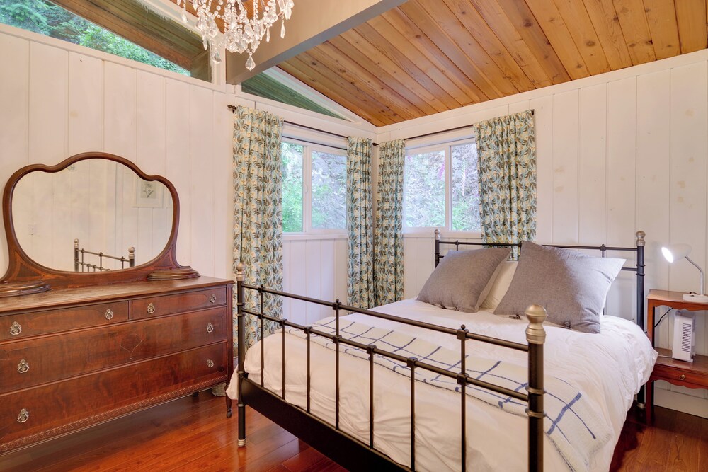 2 Blocks to Puget Sound Beach: Lummi Island Home
