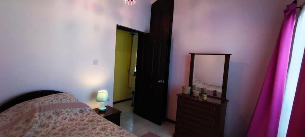Villa - Private Pool, Free Parking & pet Friendly