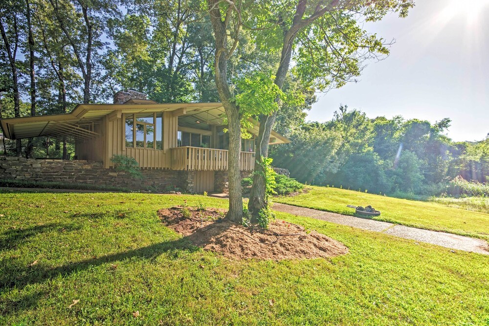 Tranquil Mid-century Modern Cottage w/ Forest View