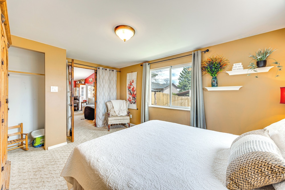 1 Mi to Attractions: Getaway w/ Mtn Views!