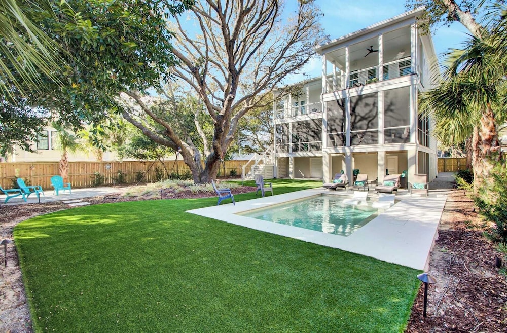 Walk to the Beach + Private Pool, Rooftop Terrace, Balcony 3602 Cameron