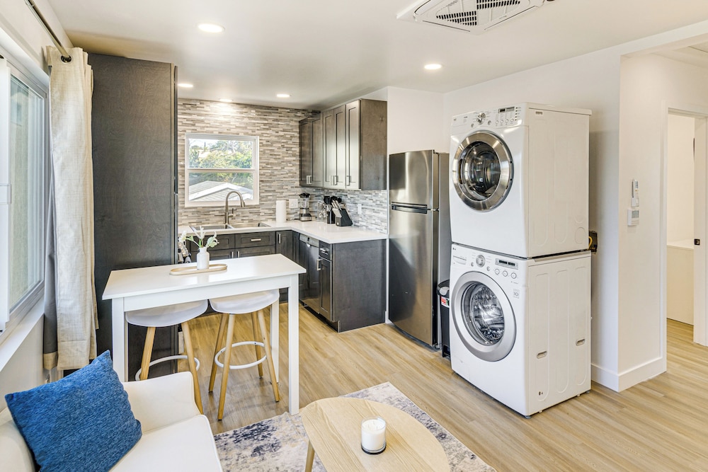 4 Mi to Sofi Stadium: Pet-friendly LA Area Home