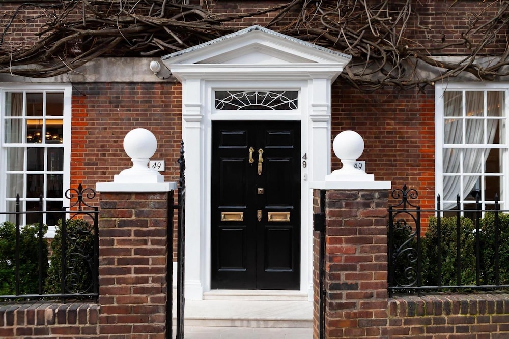 49 Cheyne Place in London