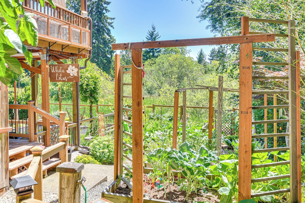 Backs to Wetlands: Tranquil Beaverton Retreat!