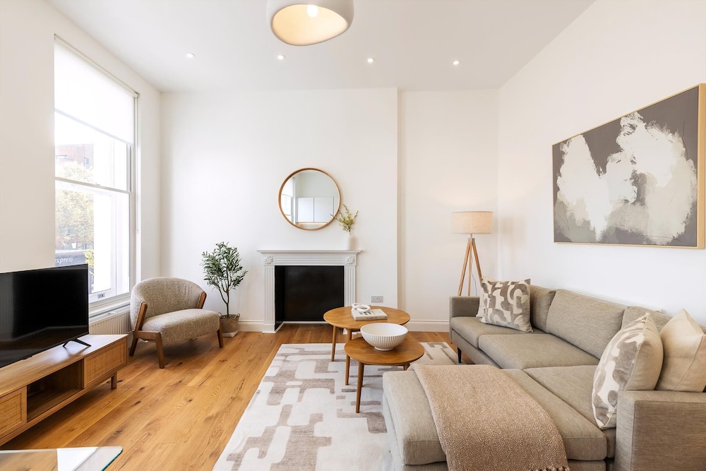 Bright & Elegant Chelsea Getaway: Private Balcony!