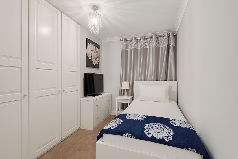 Chic London Apartment in Brown Hart Gardens