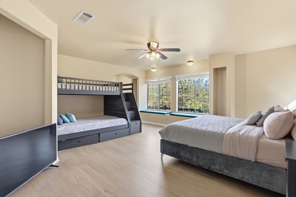 Spacious Mountain Getaway Game Room & Gazebo 5 Bedroom Villa