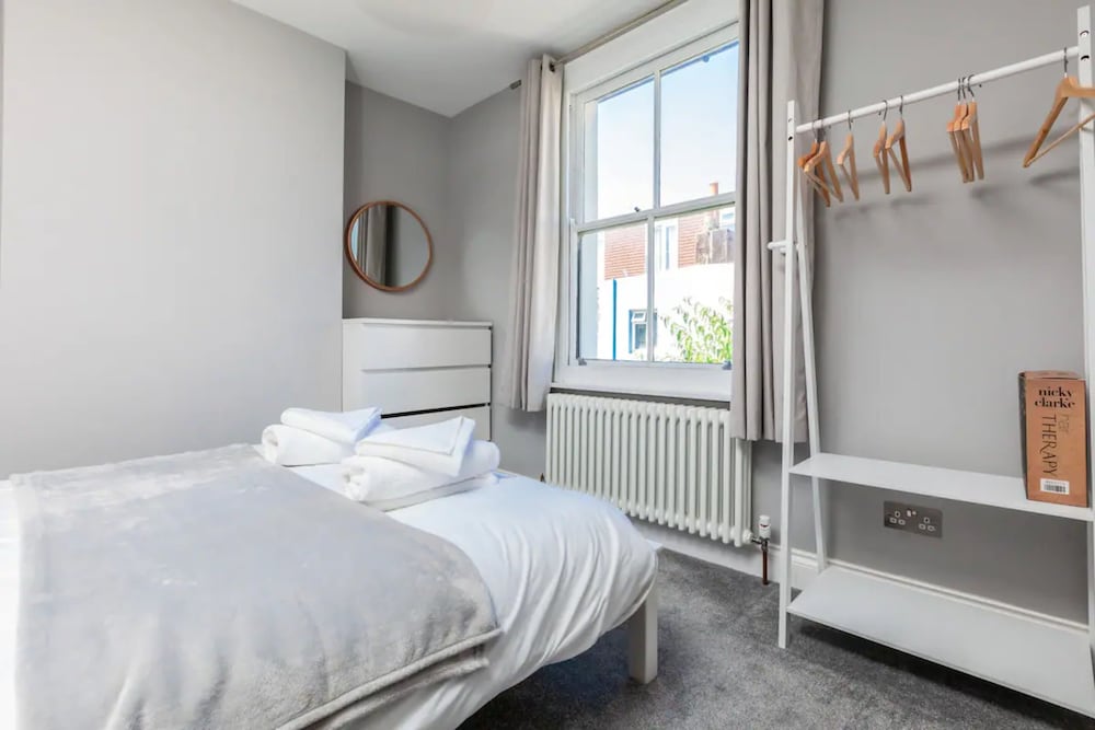 Modern and Stylish 2 Bedroom House in Brighton view 2