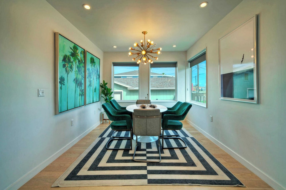 Sleeps 20 2 Modern Homes w/ Private Pool, Deck+patio 3-min Walk to the Beach