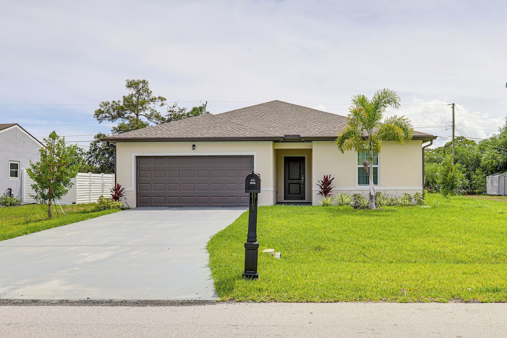 Beach-hop & Golf! Port St Lucie Apt w/ Shared Yard