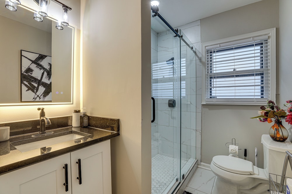 2 Mi to Midtown: Chic Apartment in Atlanta!