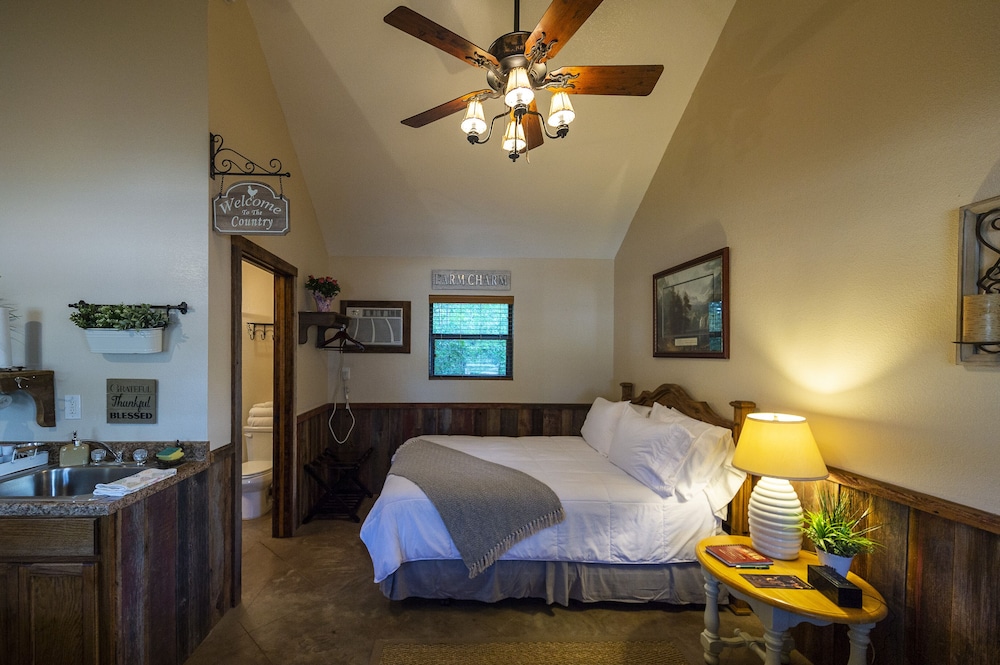 Waco Vacations - Pet Friendly Cabin 4 - 15 Minutes From Magnolia and Baylor - Property Image 17