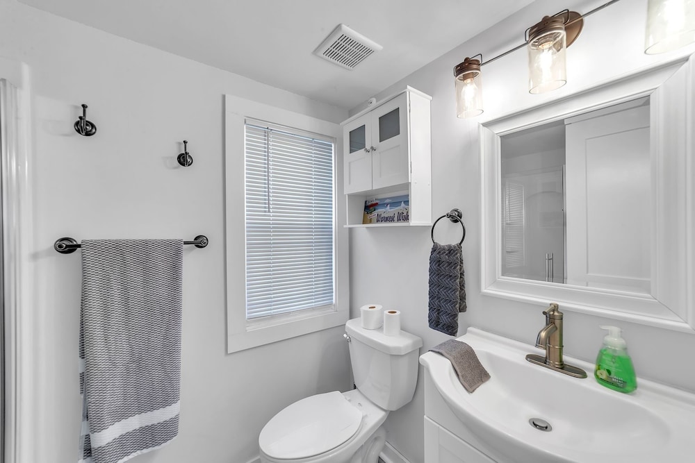 Charming 2-br Home, 4 Blocks To The Boardwalk 2 Bedroom Home