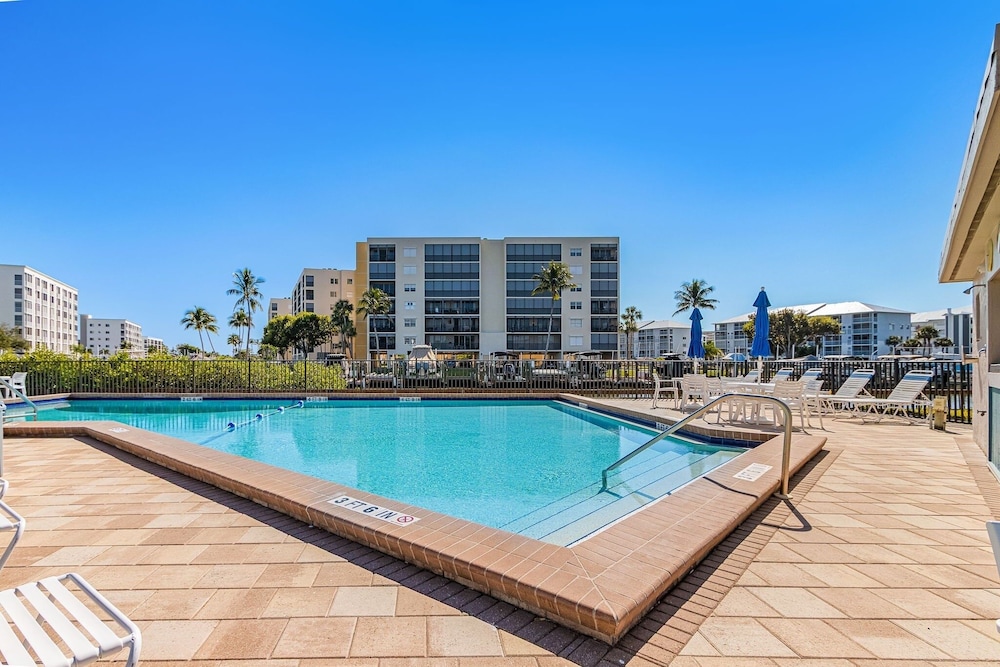 Estero Island Yacht & Racquet Club 224 1 Bedroom Condo