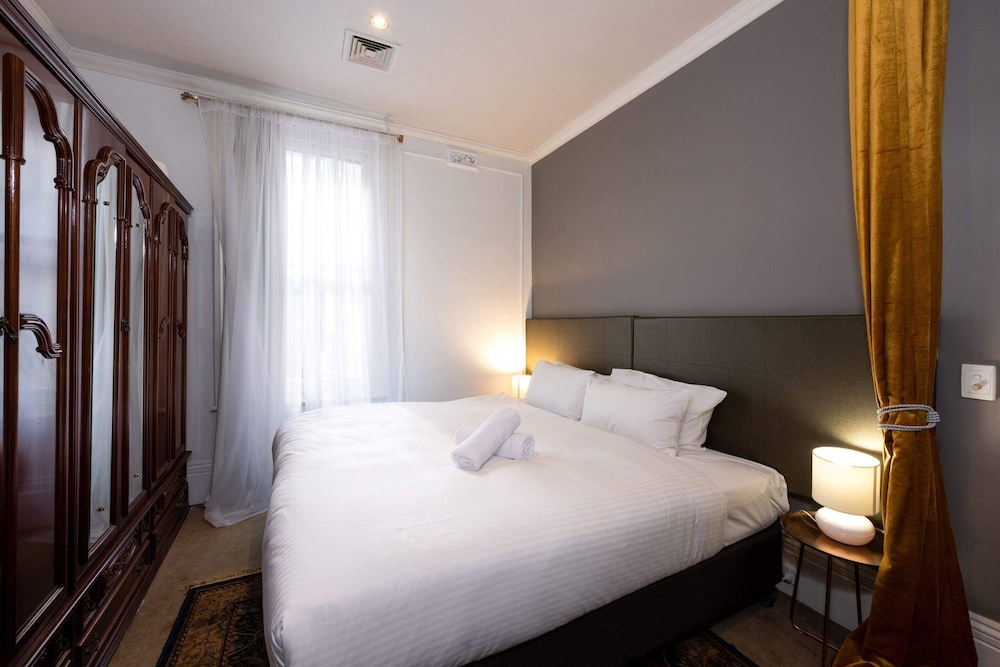 Quiet 2 Bedroom Apartment in Heritage Building in the CBD