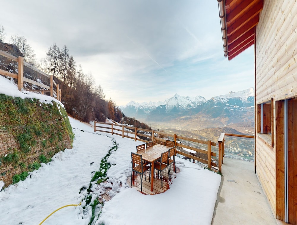 Cozy Chalet Amidst Valley With Balcony