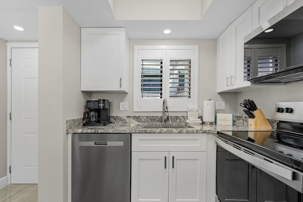 Seaside 101: Oceanview 2br/2ba Condo With Pool, Steps To Beach 2 Bedroom Condo