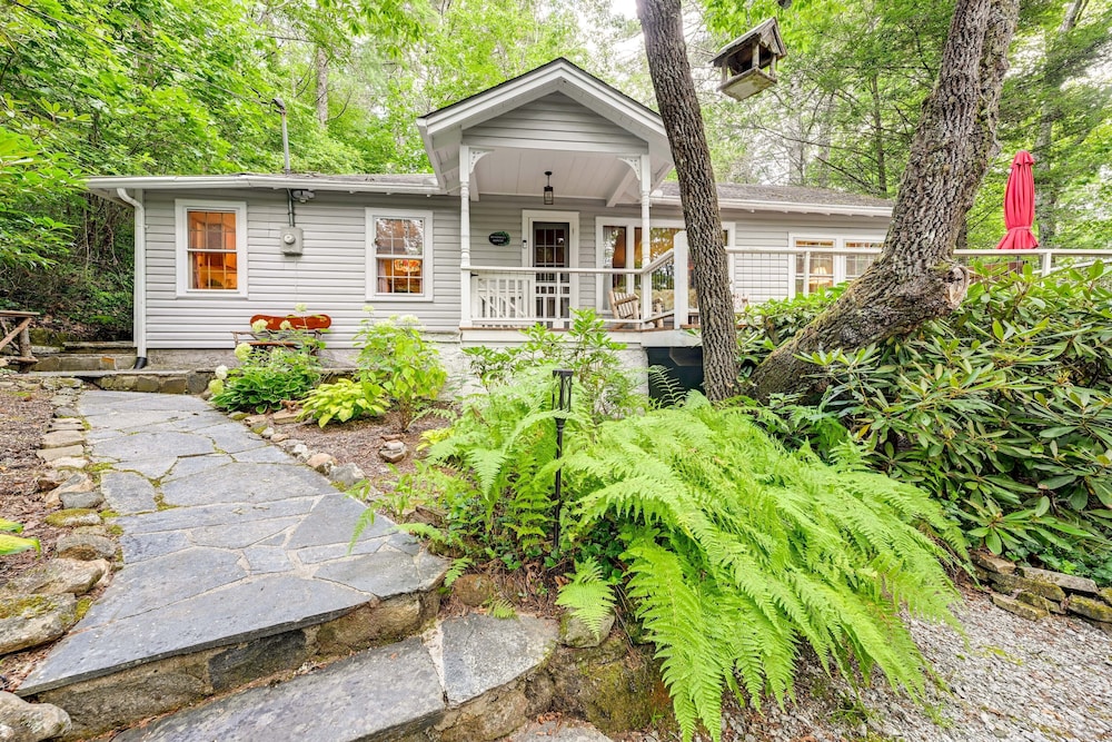 Highlands Vacation Rental - Walk to Mirror Lake!