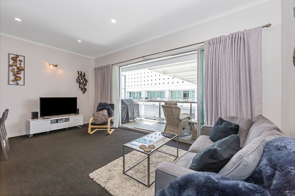 Princes Wharf 1BR Home Away From Home