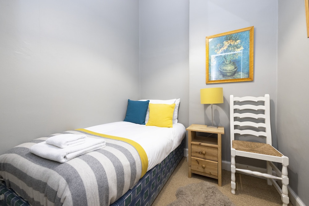 JOIVY 3-Bed Meadows Flat Near Castle & Royal Mile view 3