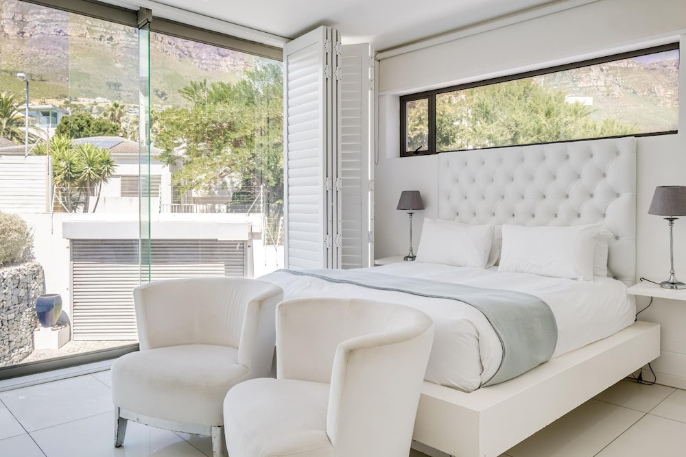 Villa Bleu Blanc in Camps Bay With Pool and Views