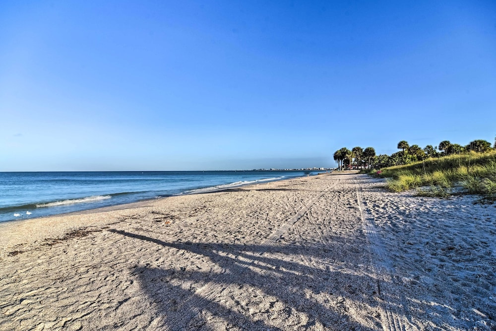 Bright Gulf Coast Escape - 8 Mi to Johns Pass! view 3
