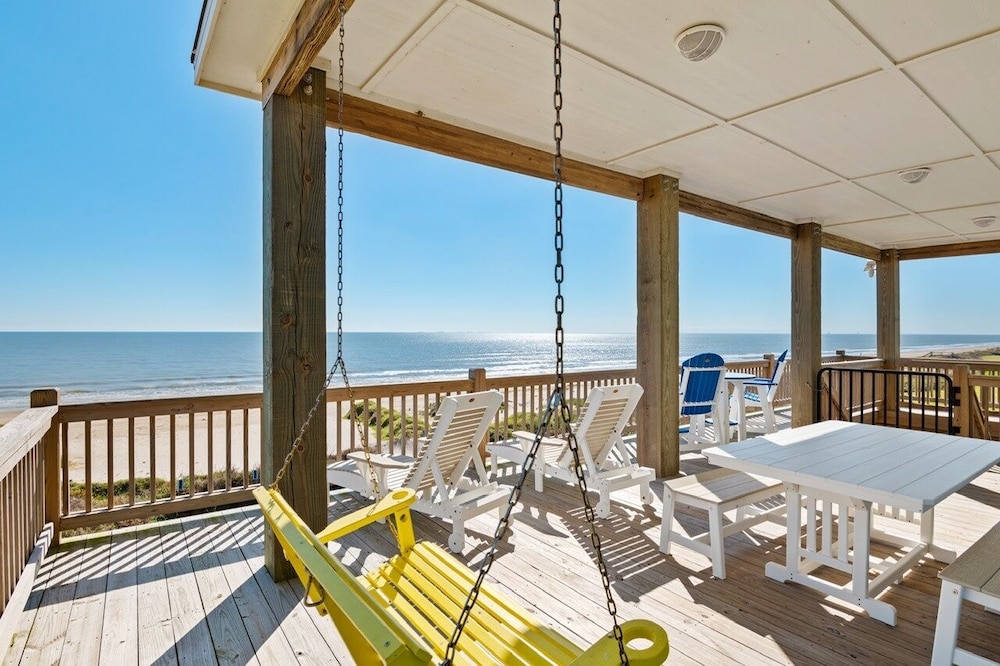 Deja Blue 5 Bedroom Home by RedAwning