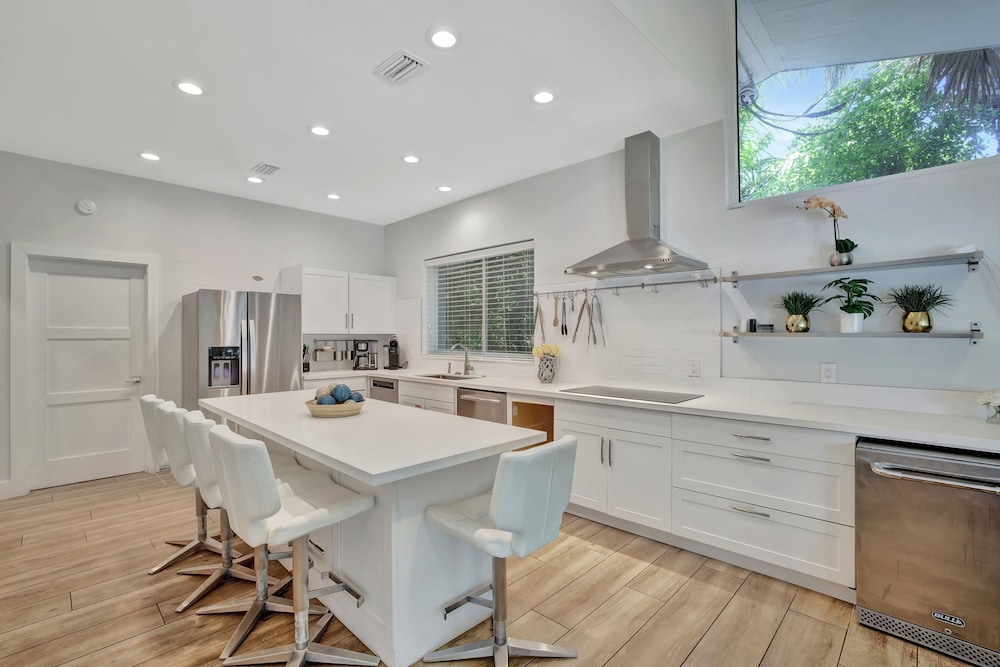 Seabreeze - 6BR Pool and Steps to Beach