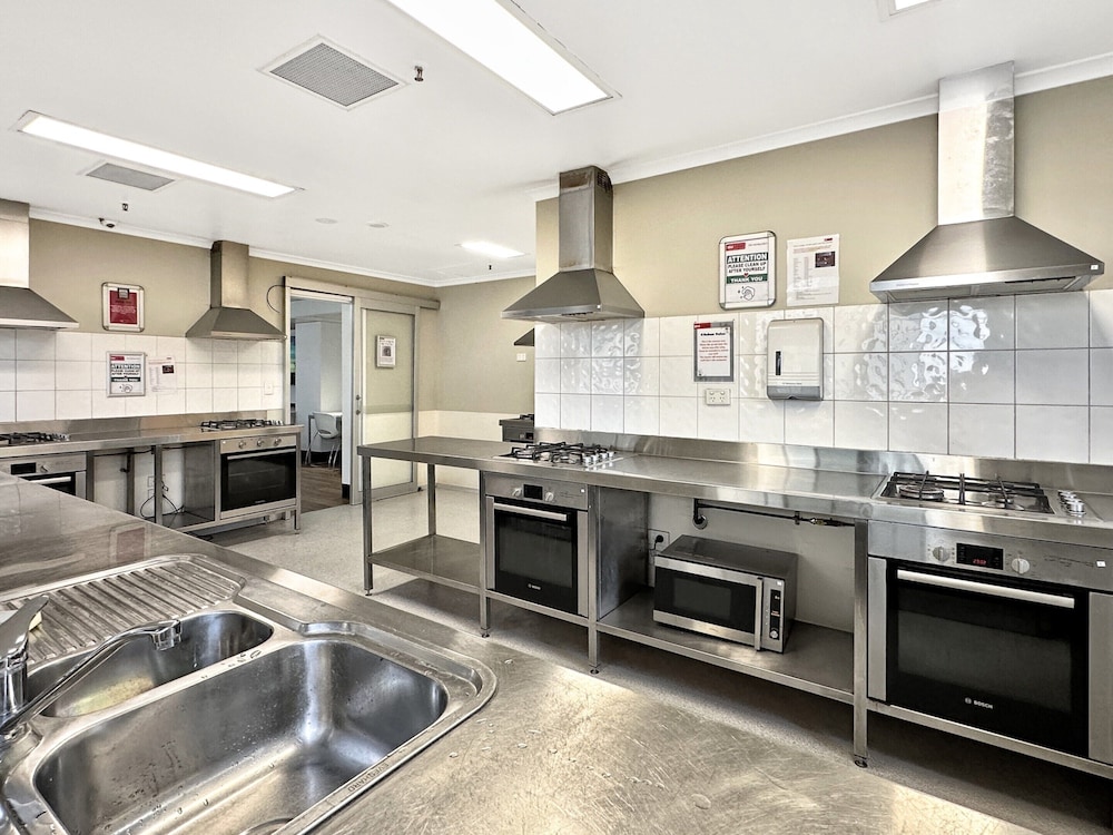Brisbane Apt Near Dining, Shops and River Walks