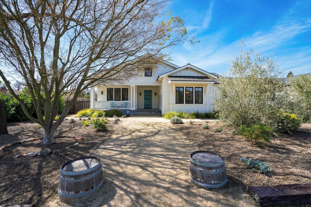 Luxe, Pool, Spa, Fire Pit, Game Room, Piano Sonoma Pool Retreat by Avantstay