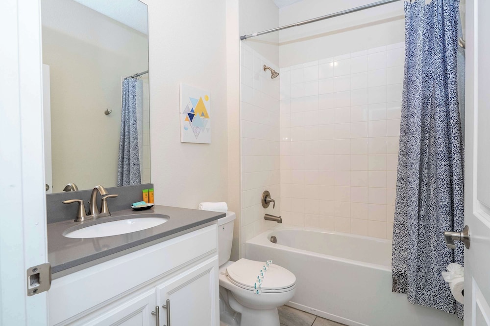 Stunning Game Room & Pool Jacuzzi Storey Lake 2799