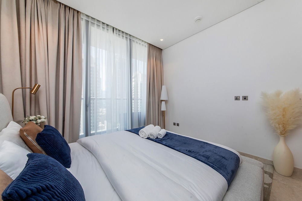 Luxe 3BR with Burj Khalifa view