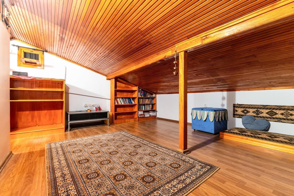 Chic Residence w Balcony 10 min to Hilltown Mall