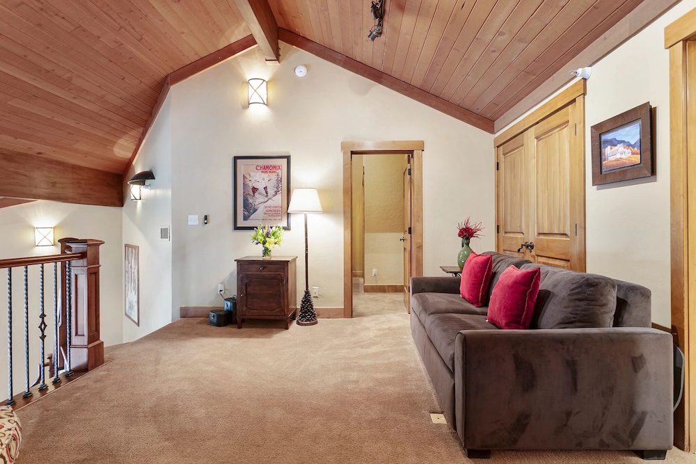Powder Run at Deer Valley Resort - Four Bedroom Condo with Hot Tub #A32 4 Condo