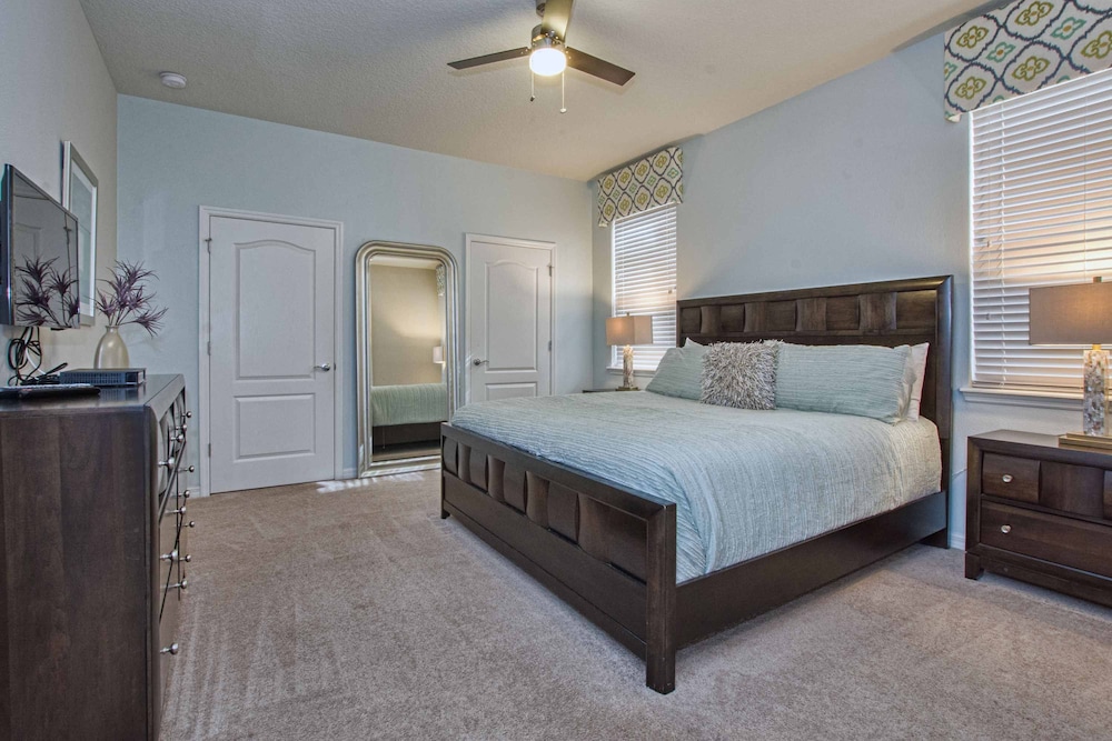 Home 8 Bdrm at Windsor Westside With Top Amenities