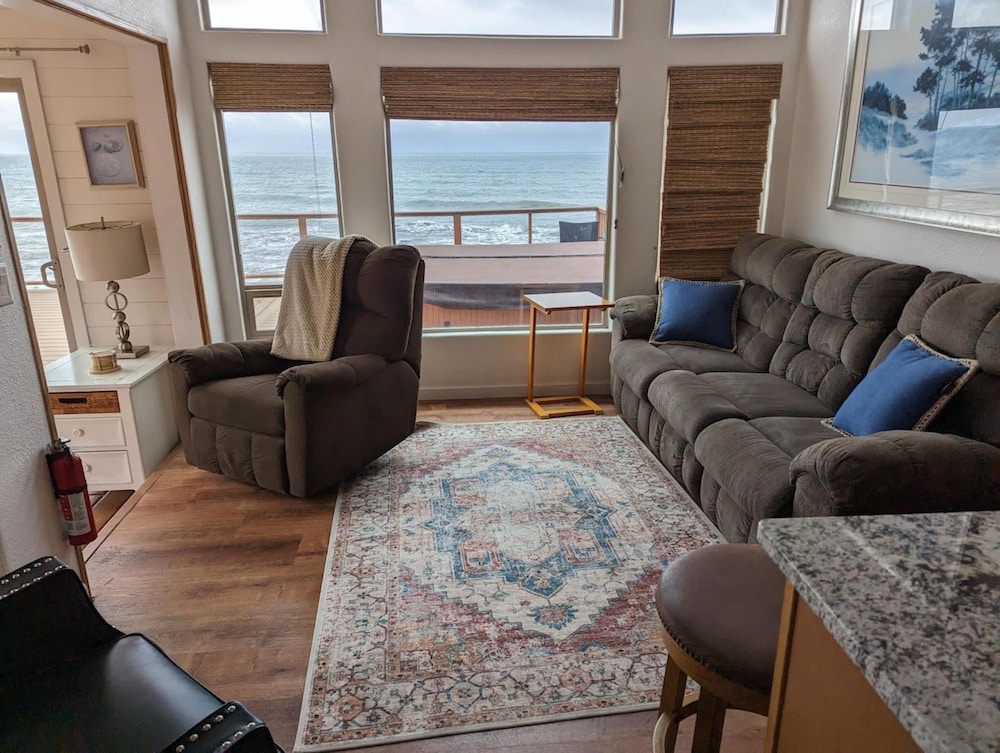 Ocean Front Cabin 15 Jacuzzi Sensational Views